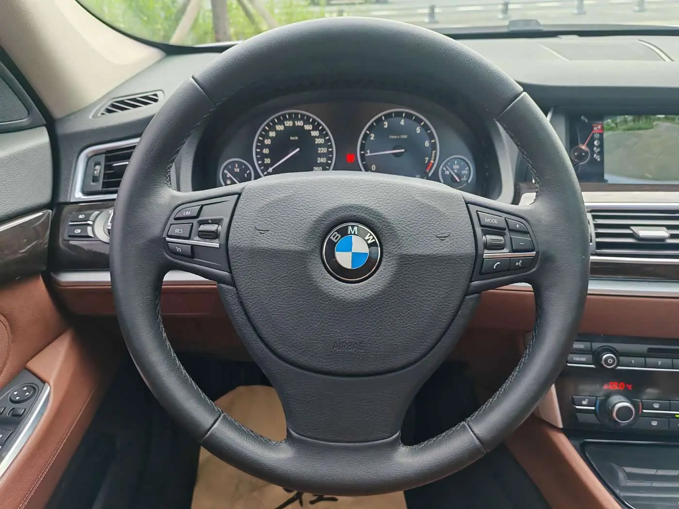 BMW 5 Series GT 2015 — Фото 13/19