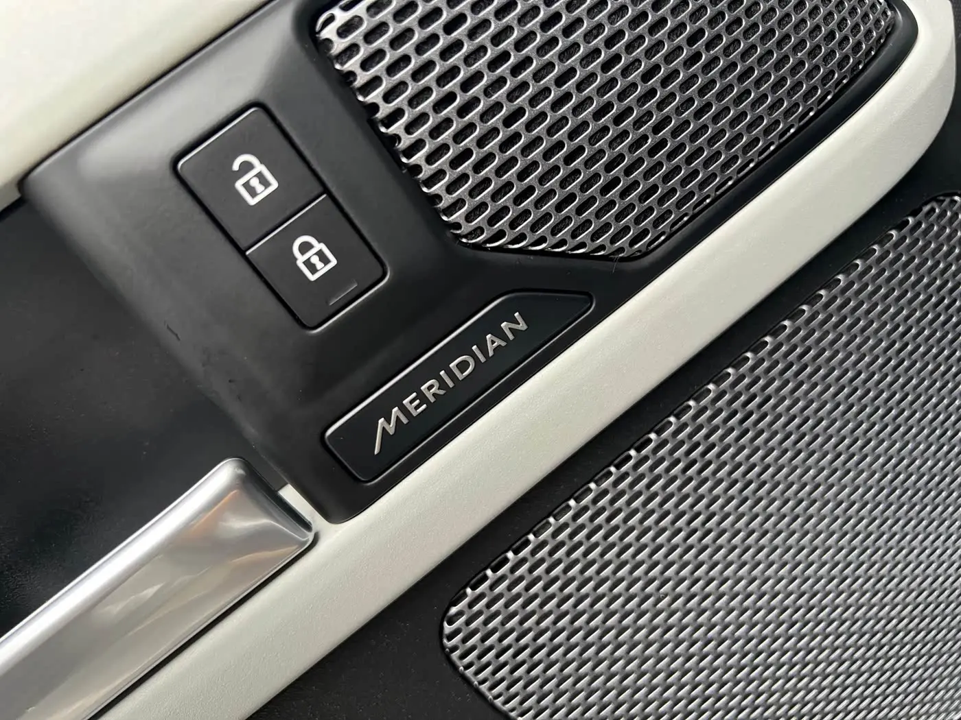 Land Rover Defender 2022 — Şəkil 11/16