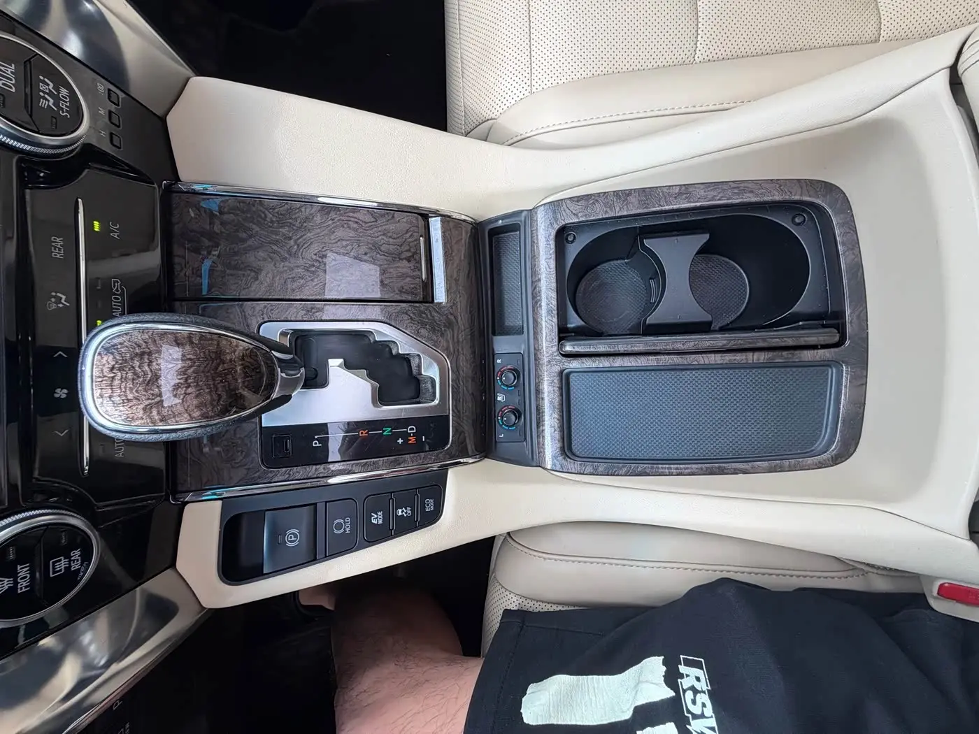 Toyota Alphard 2024 — Photo 20/20