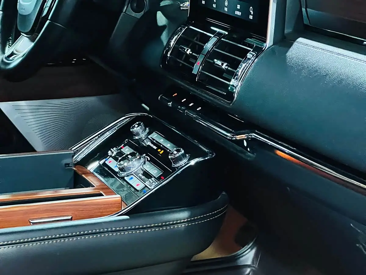 Lincoln Navigator 2021 — Photo 13/18