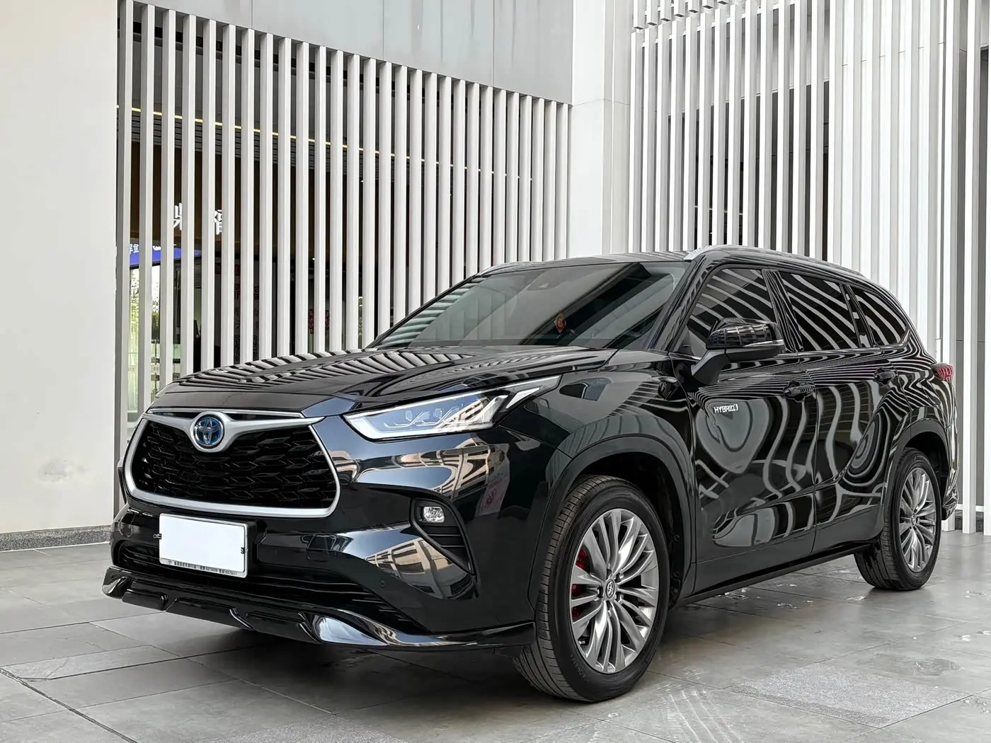 Toyota Highlander 2023 — ფოტო 1/19