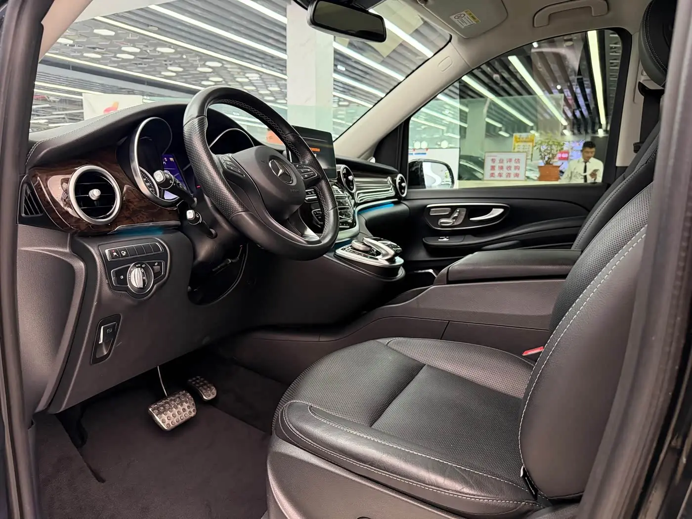 Mercedes-Benz V-Class 2020 — Photo 4/20