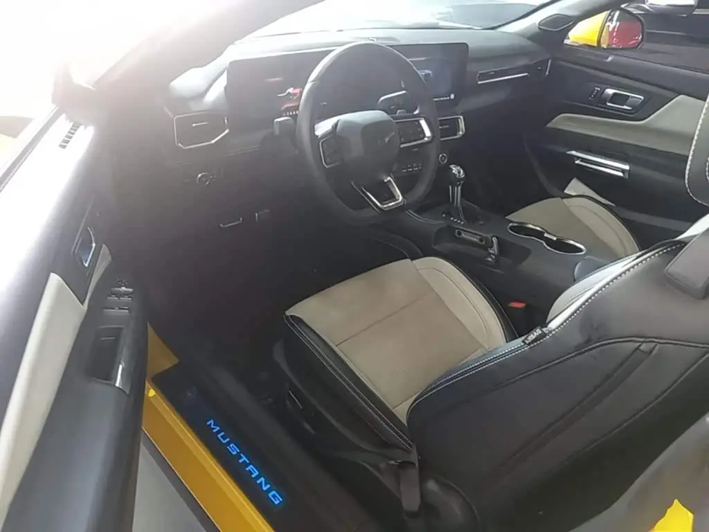 Ford Mustang 2025 — Photo 12/20