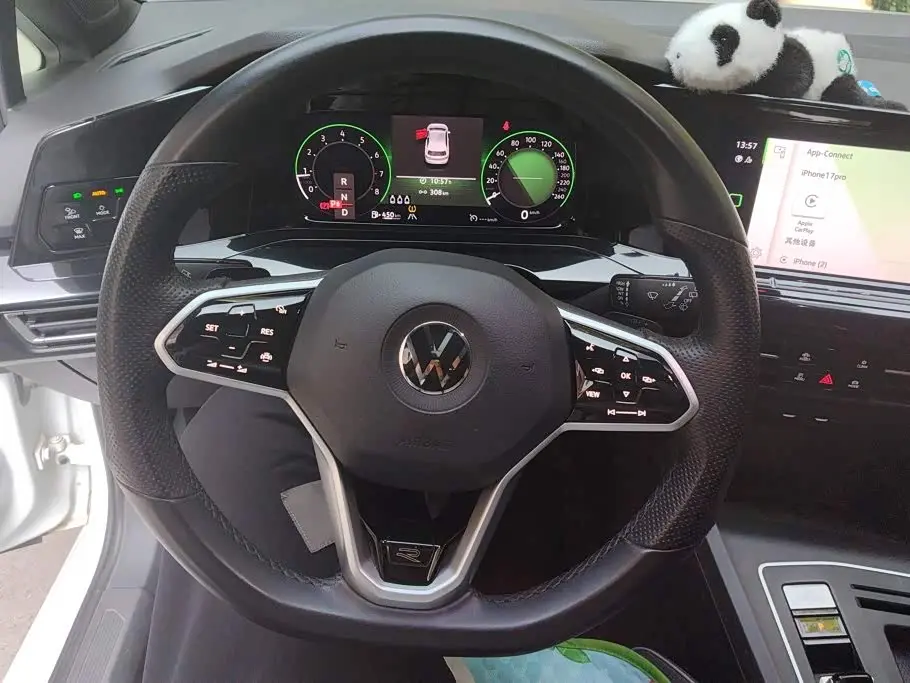 Volkswagen Golf 2023 — Photo 15/16