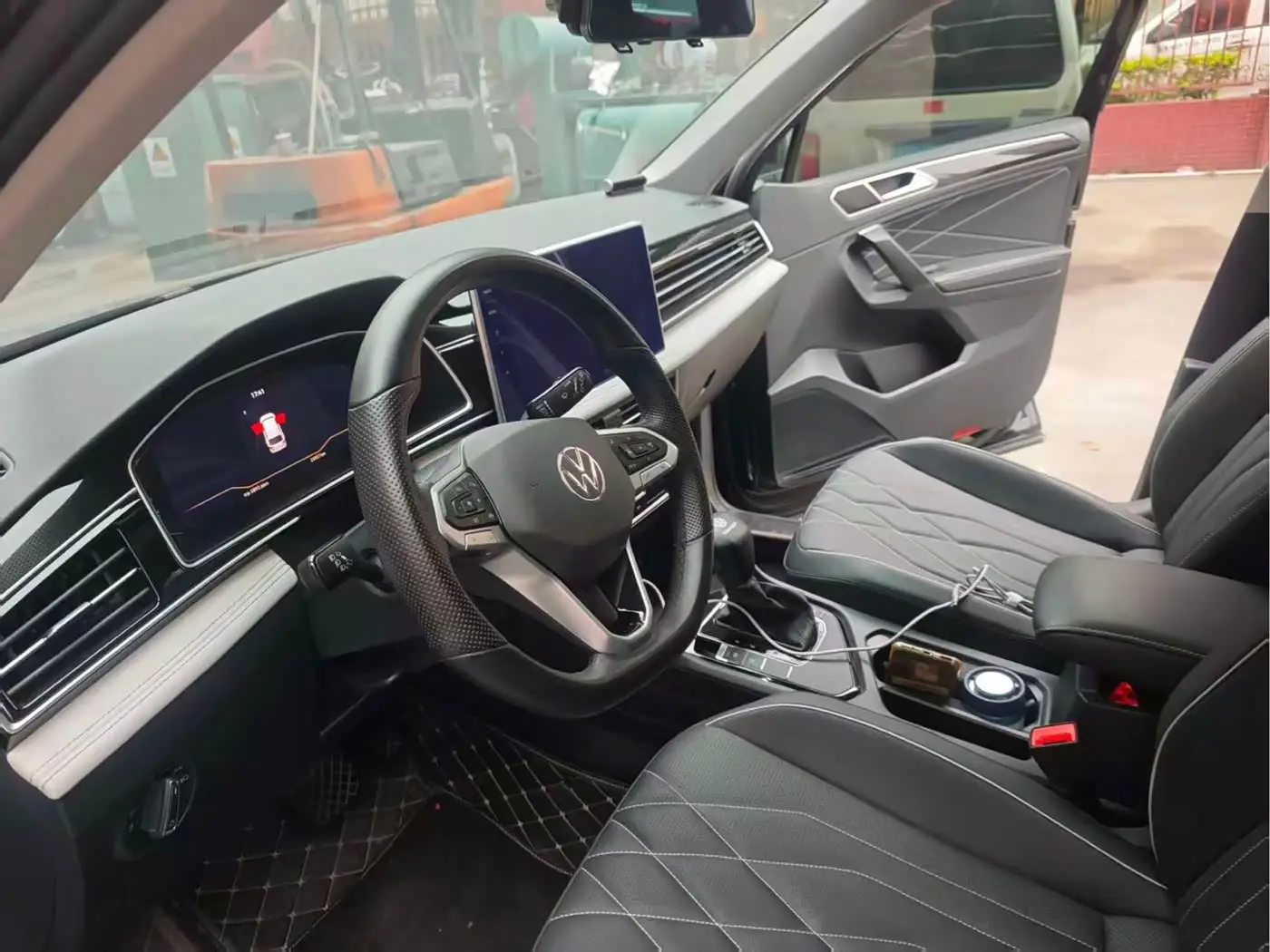 Volkswagen Tiguan L 2024 — Photo 4/8