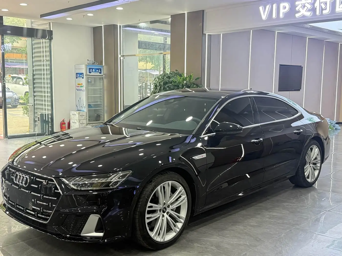 Audi A7L 2025 — Şəkil 1/1