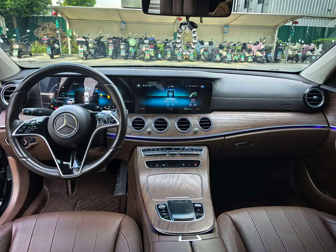 Mercedes-Benz E-Class 2023 — Photo 6/8