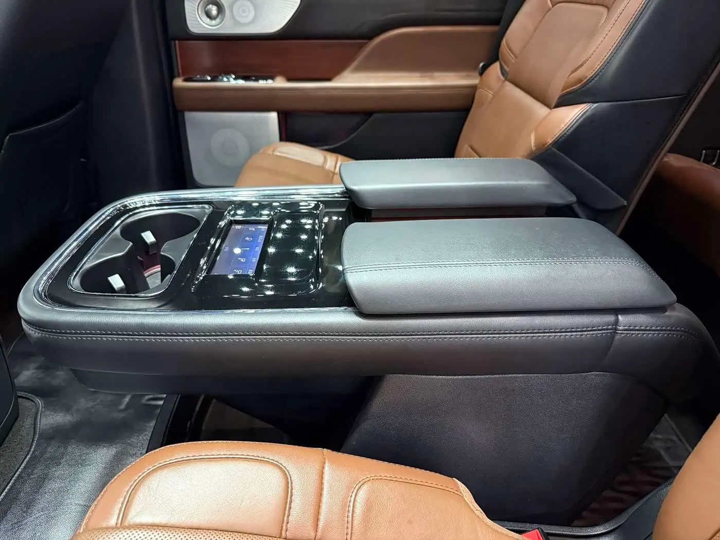 Lincoln Navigator 2022 — Şəkil 8/20