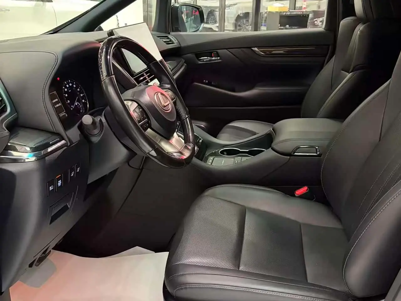 Lexus LM 2021 — Photo 10/16