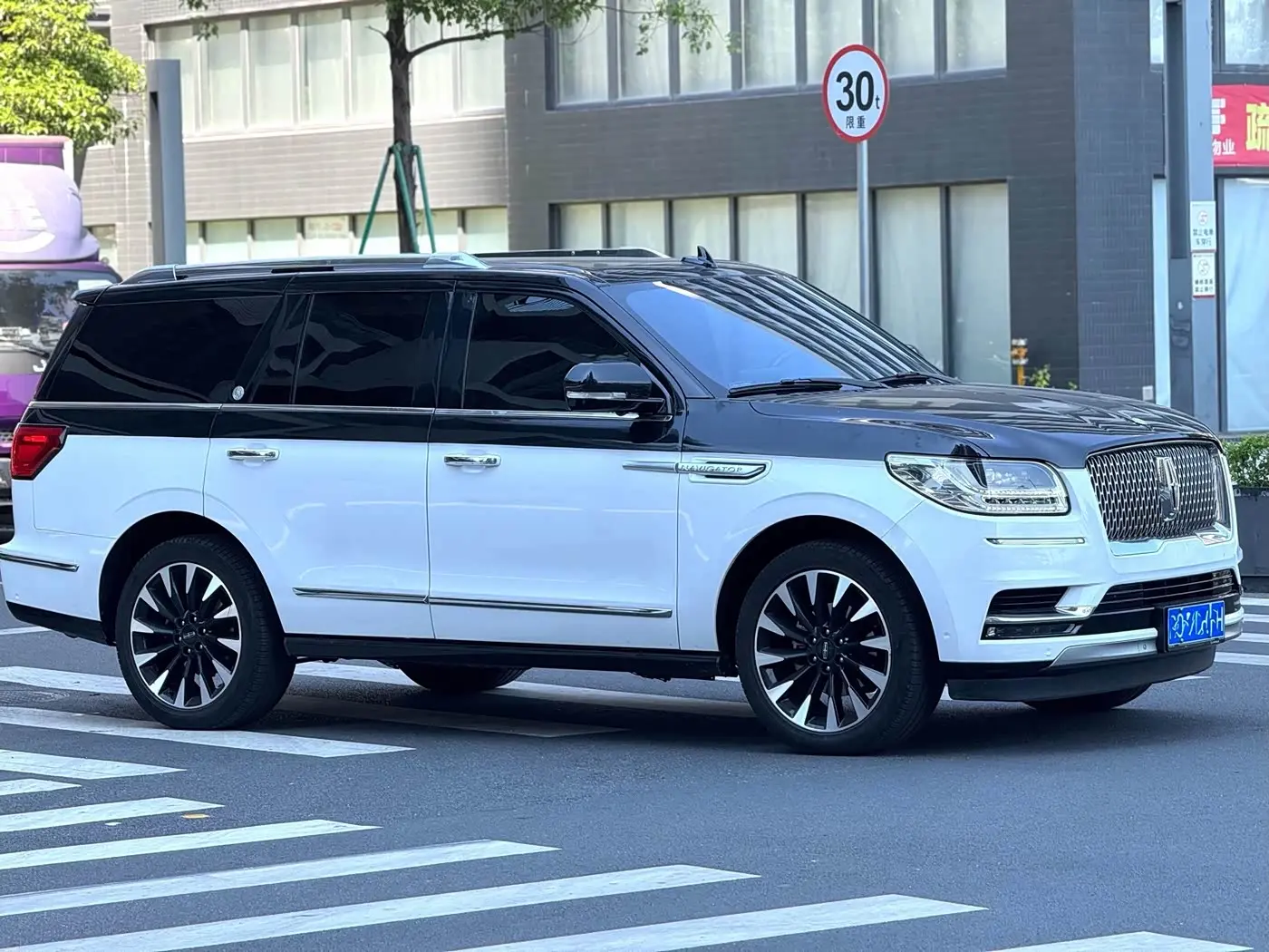 Lincoln Navigator 2018 — Photo 3/9