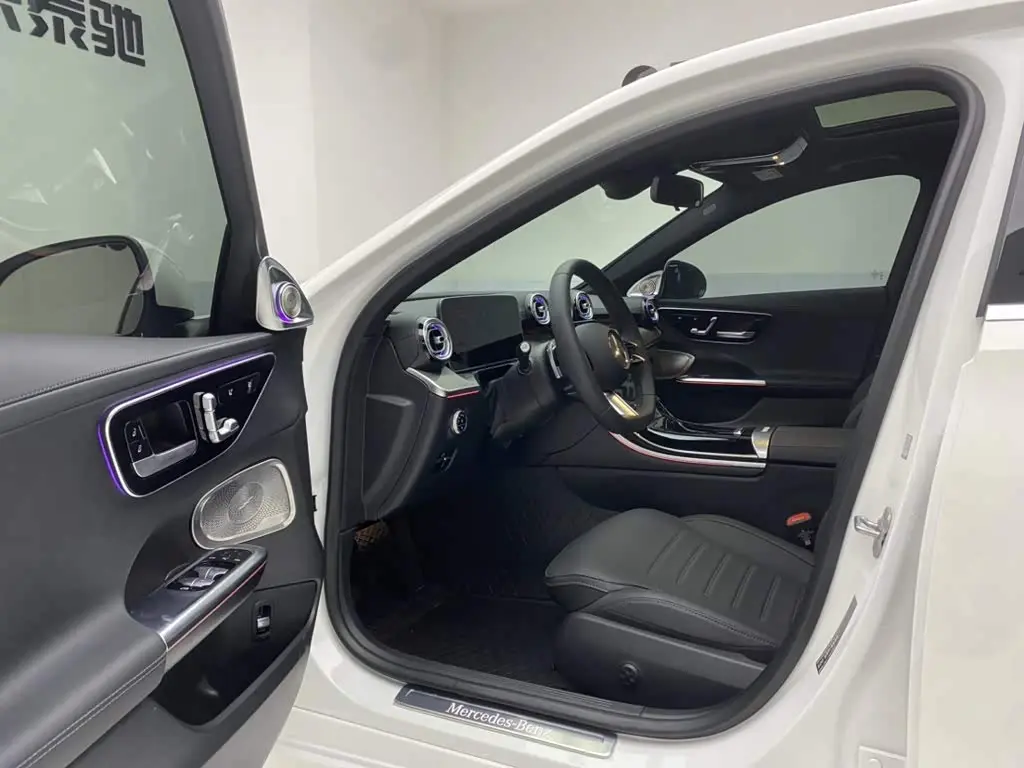 Mercedes-Benz C-Class 2025 — Photo 17/20