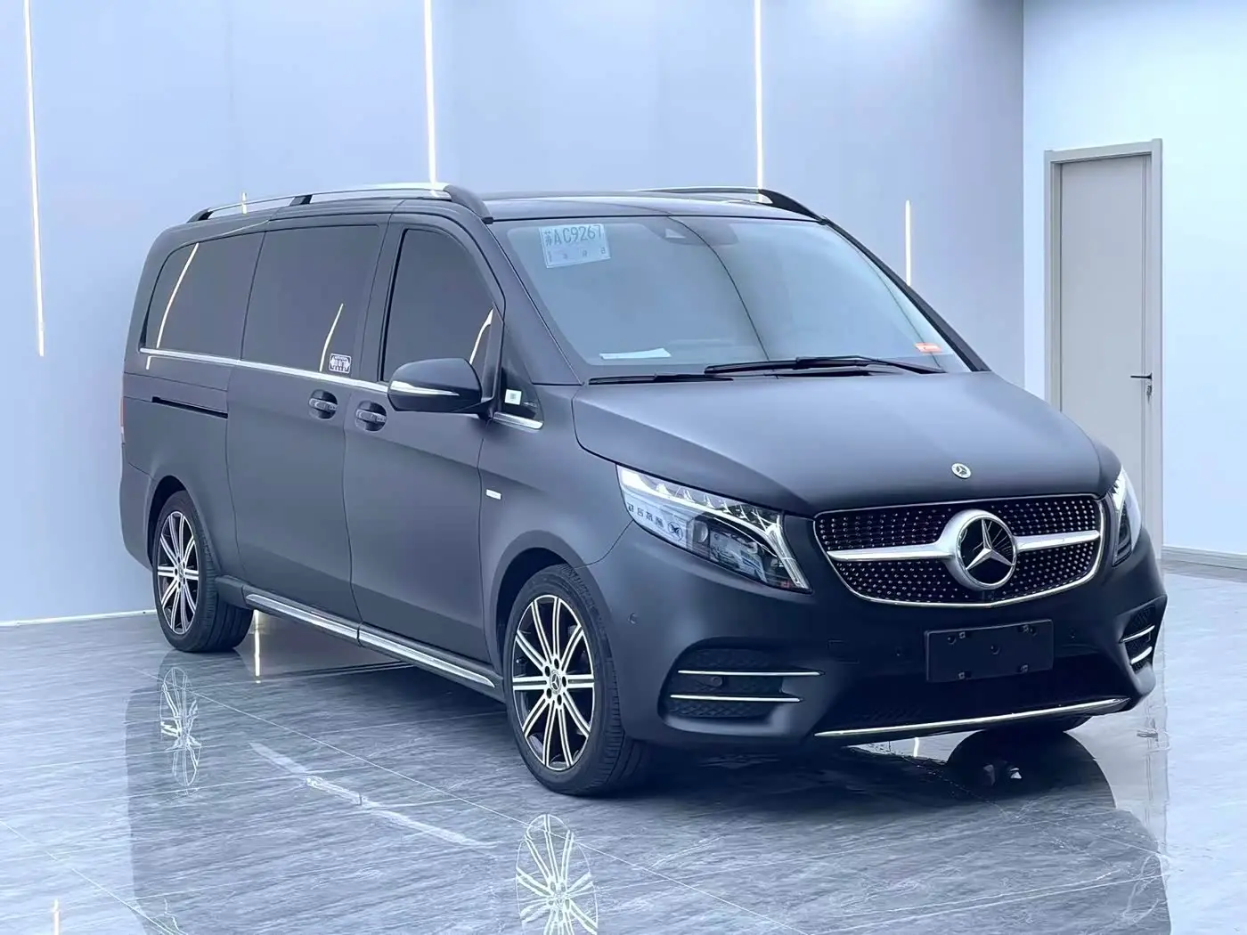 Mercedes-Benz V-Class 2023 — Photo 3/18