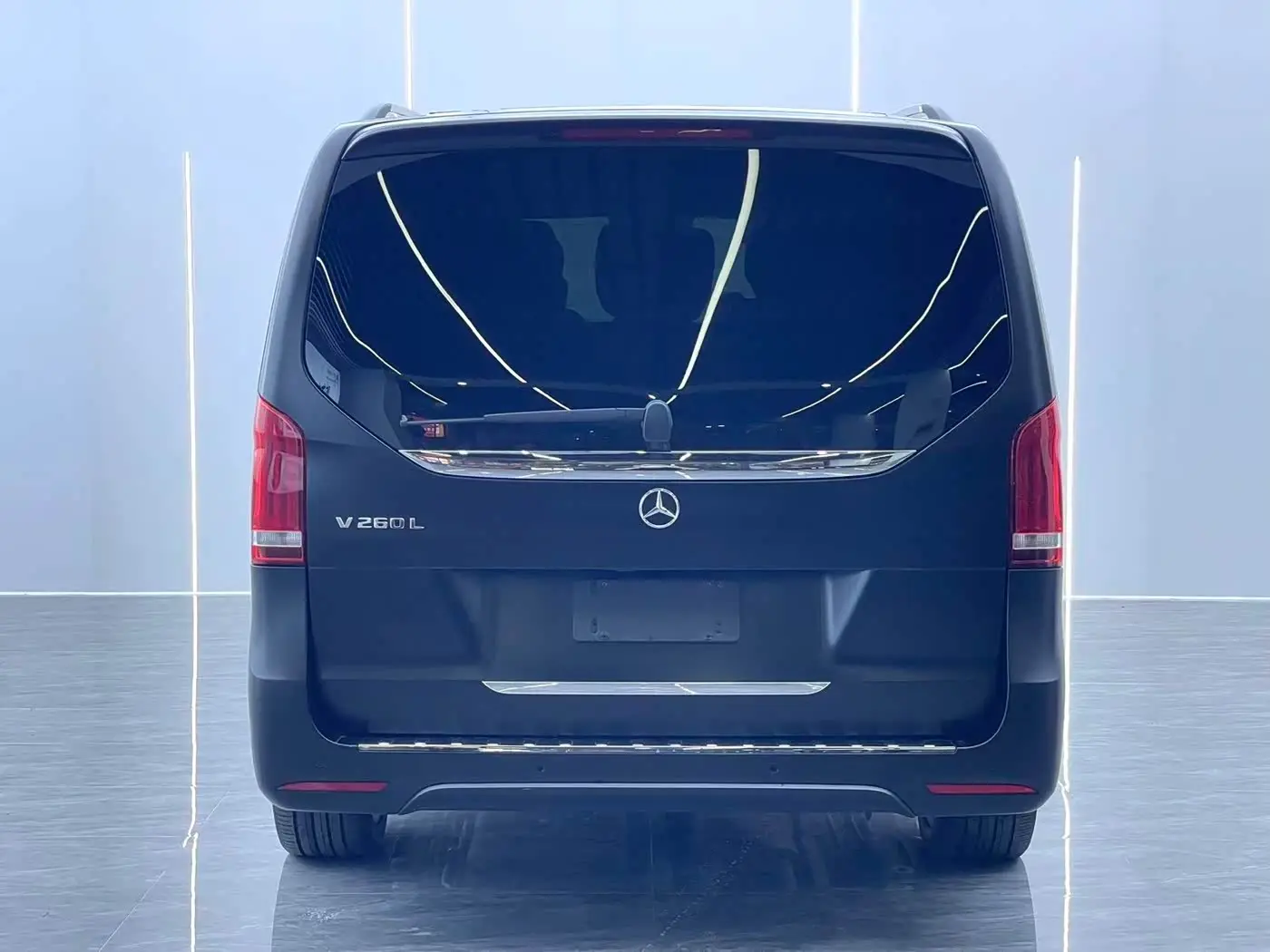 Mercedes-Benz V-Class 2023 — Photo 17/18