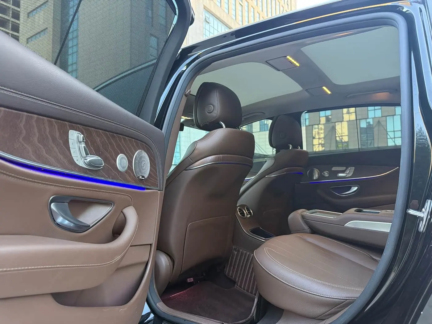 Mercedes-Benz E-Class 2022 — Photo 9/20
