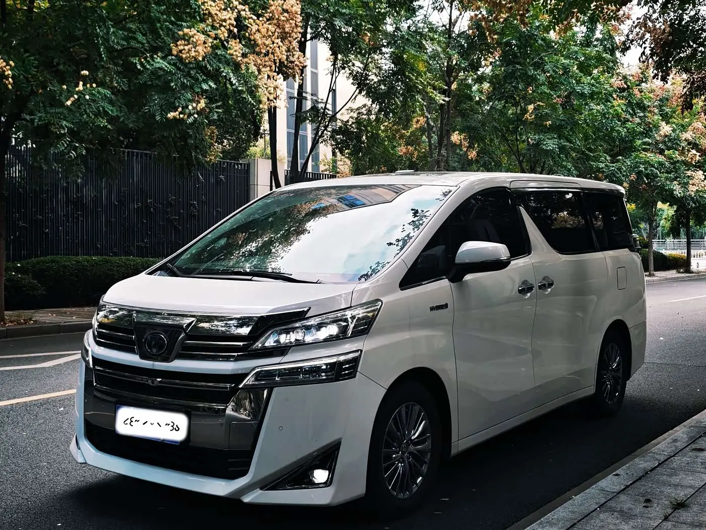 Toyota Vellfire 2021 — Photo 1/16