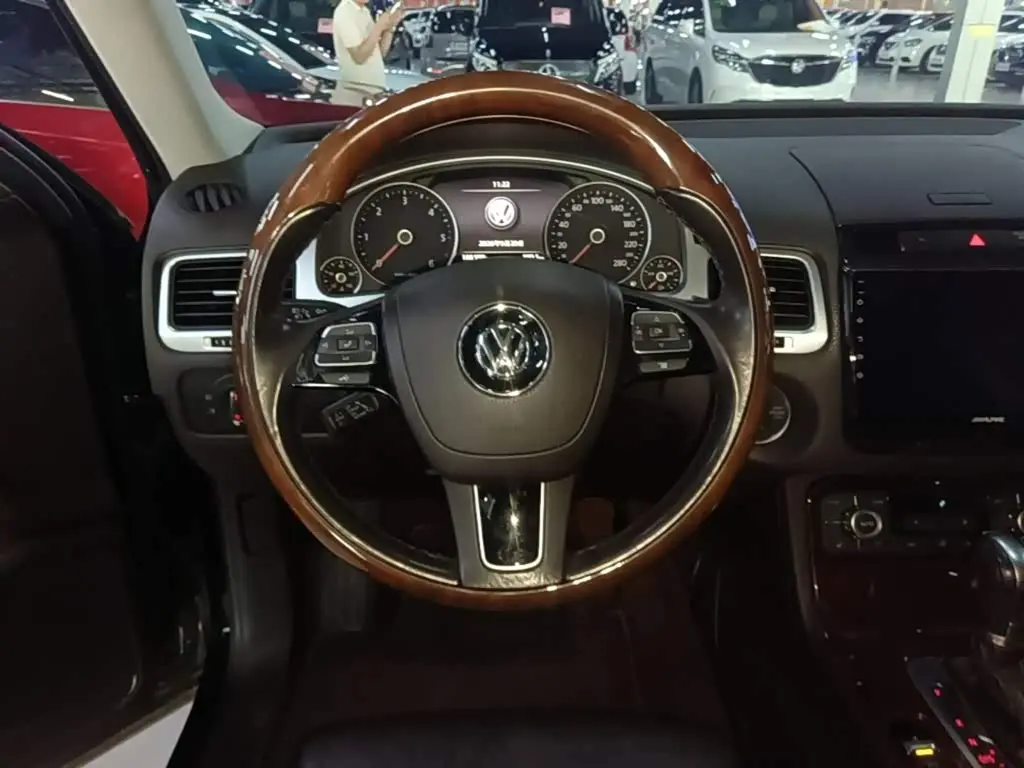 Volkswagen Touareg 2015 — Фото 11/20