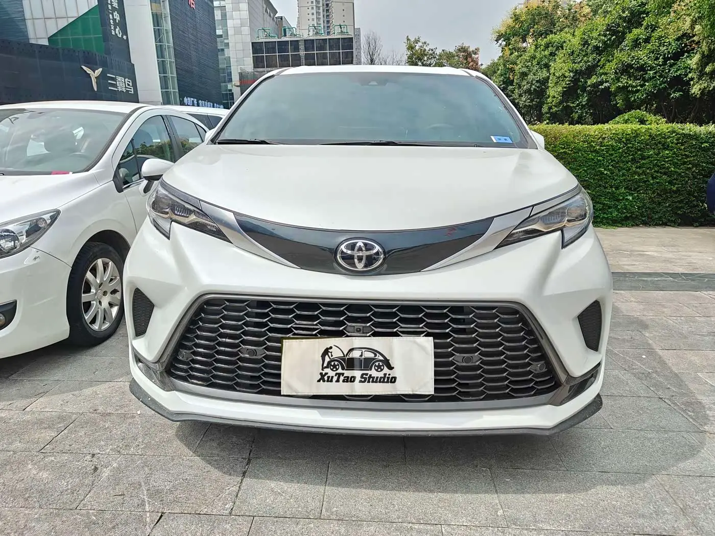 Toyota Granvia 2024 — Photo 2/11