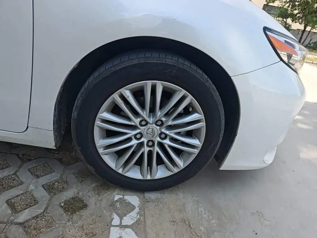 Lexus ES 2017 — Photo 12/20