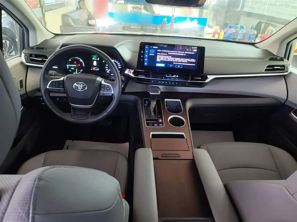 Toyota Granvia 2023 — Photo 10/20