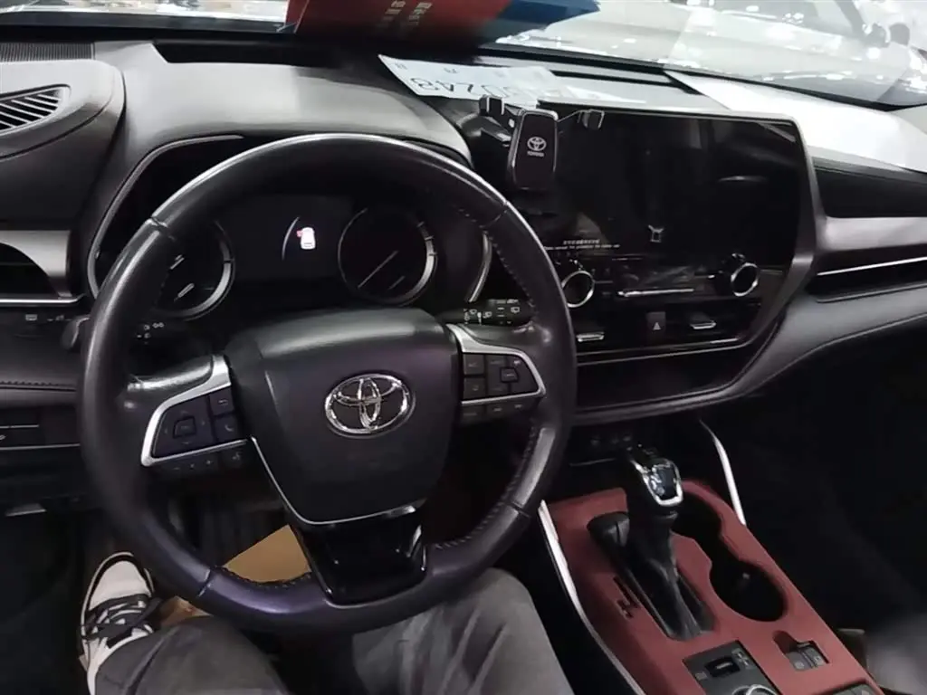 Toyota Highlander 2023 — Photo 10/20