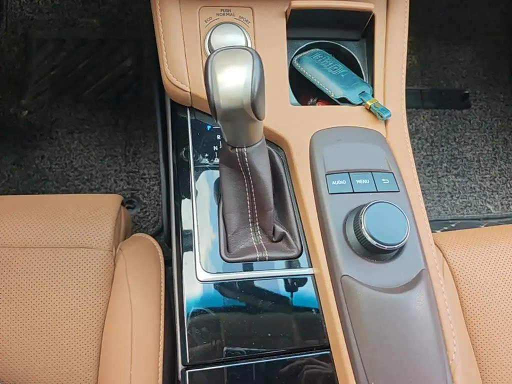 Lexus ES 2017 — Photo 19/20