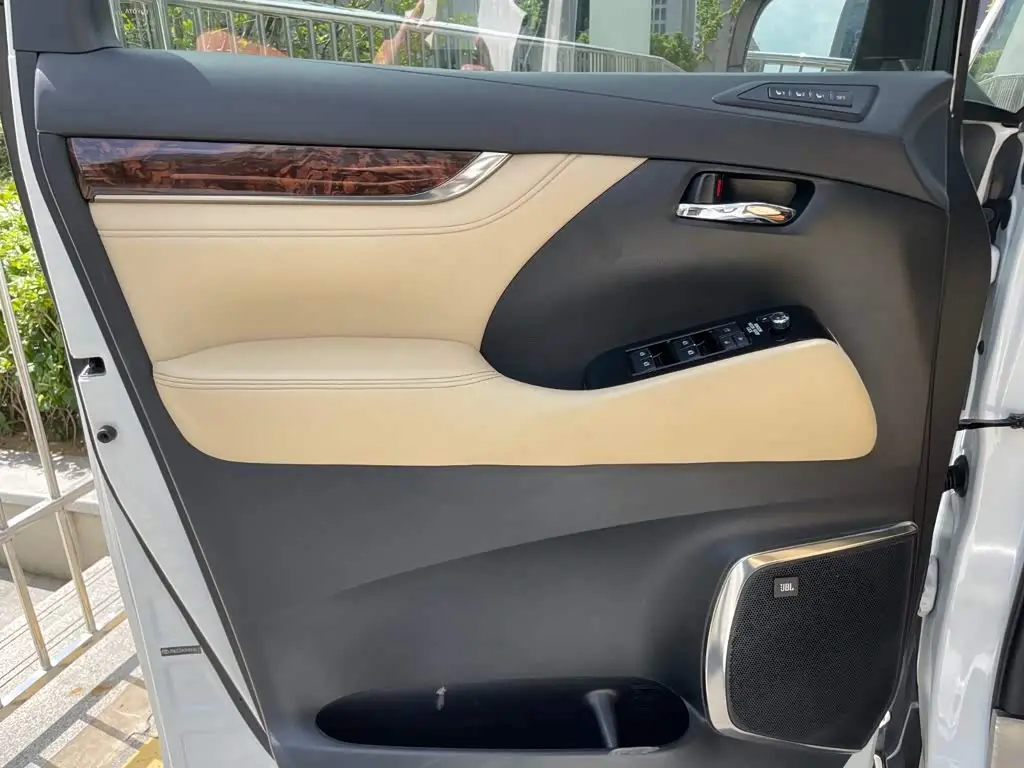 Toyota Alphard 2019 — Photo 10/20