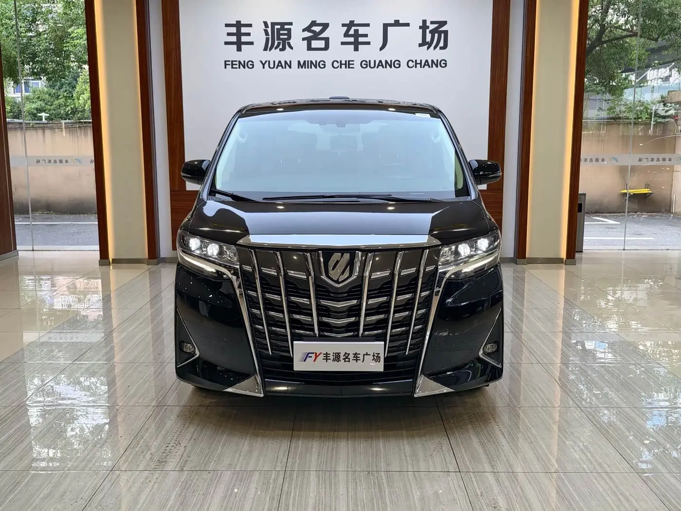 Toyota Alphard 2018 — Photo 2/20