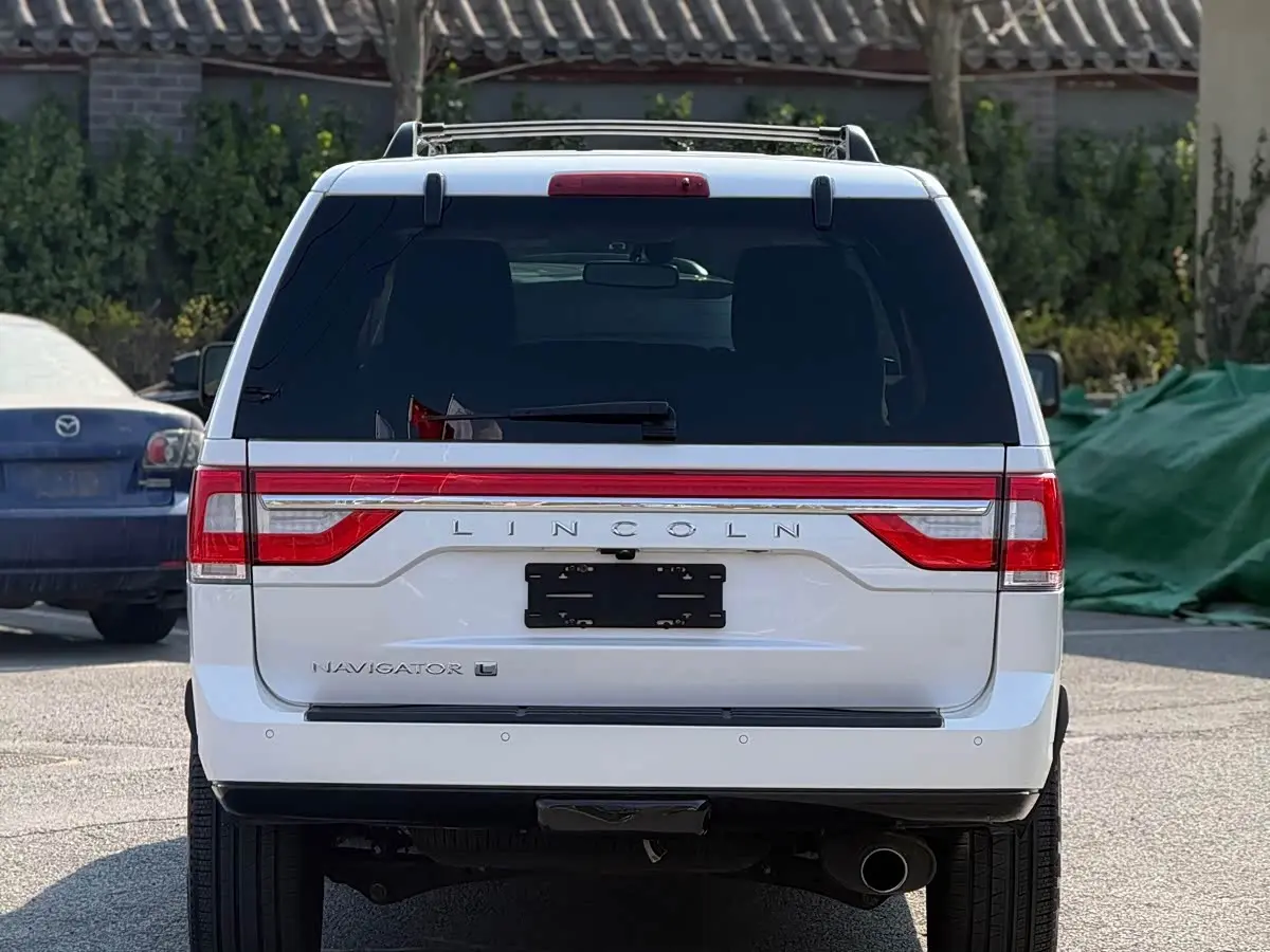 Lincoln Navigator 2019 — Photo 8/18