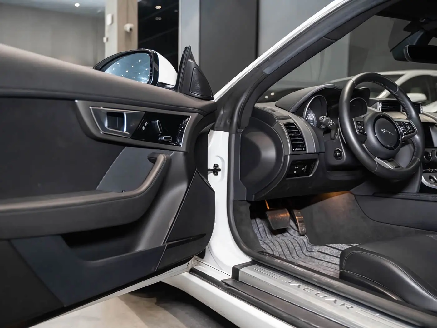 Jaguar F-TYPE 2015 — Photo 9/16