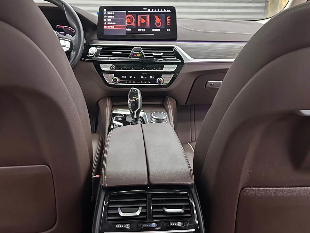 BMW 5 Series 2021 — Photo 15/18
