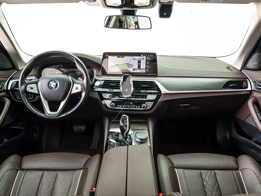 BMW 5 Series 2022 — Photo 17/20