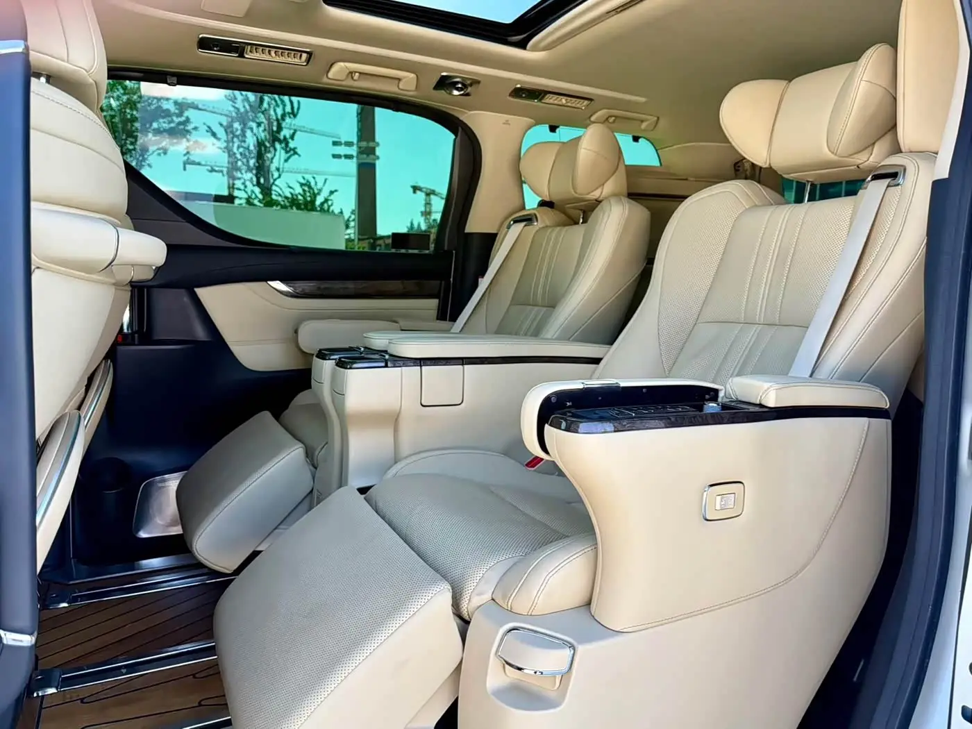 Toyota Alphard 2021 — Photo 11/17
