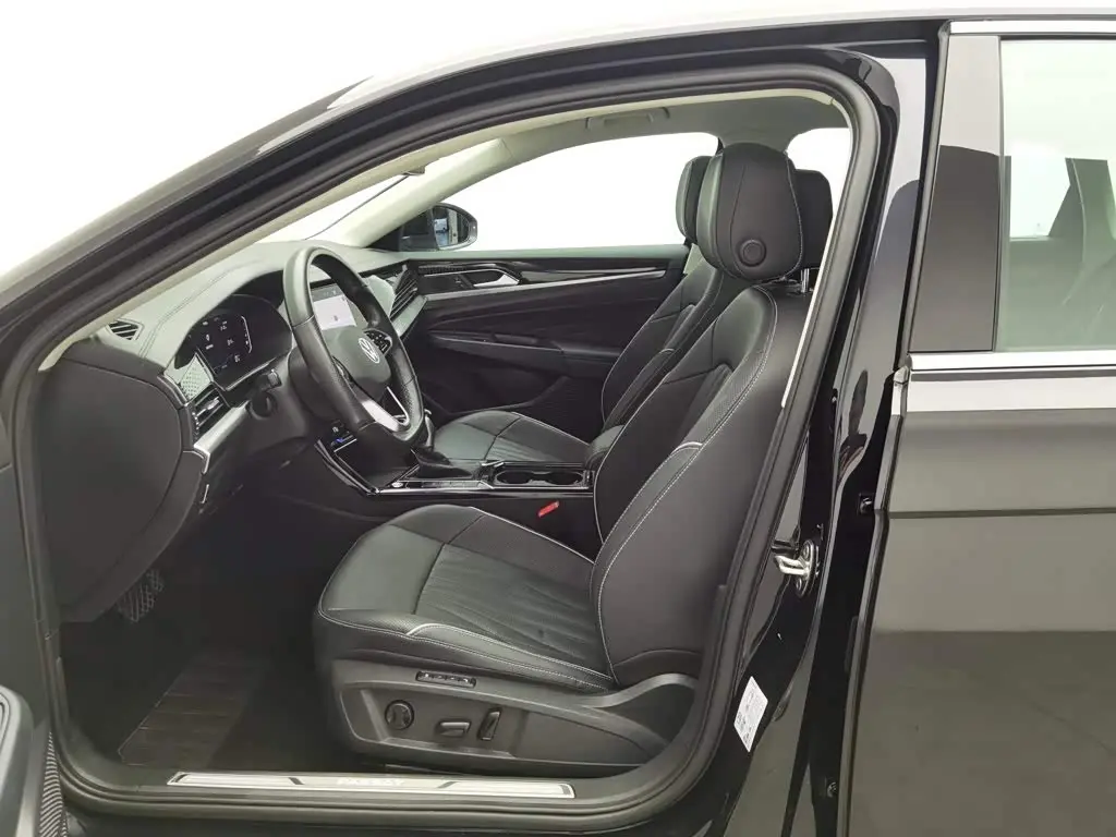 Volkswagen Passat 2023 — Photo 10/20
