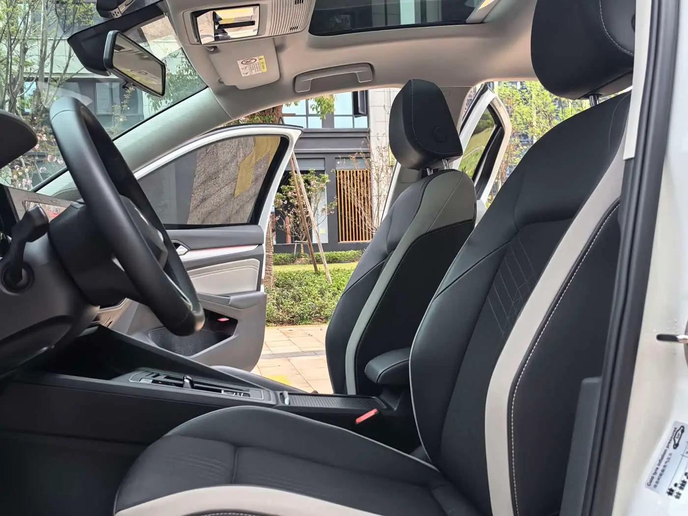 Volkswagen Golf 2023 — Photo 15/16