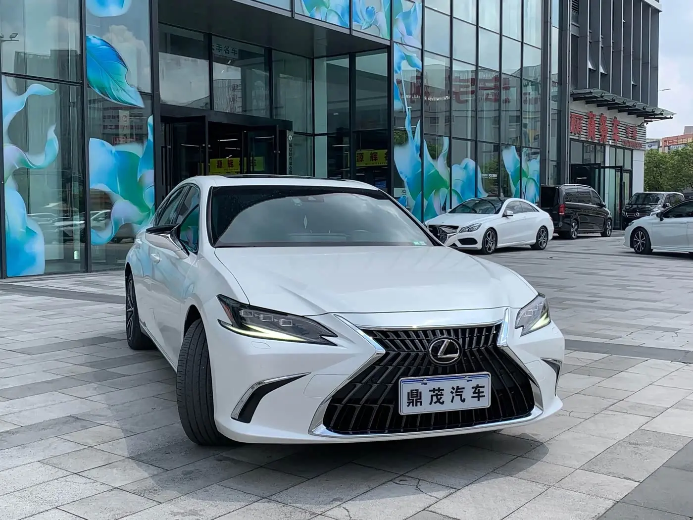 Lexus ES 2023 — Фото 2/20