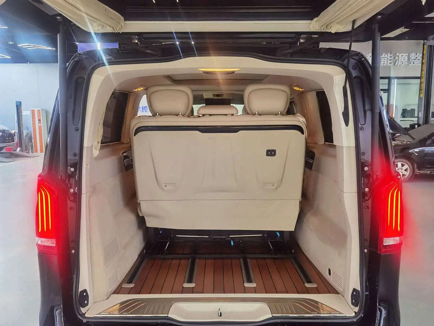 Mercedes-Benz V-Class 2019 — Photo 10/20