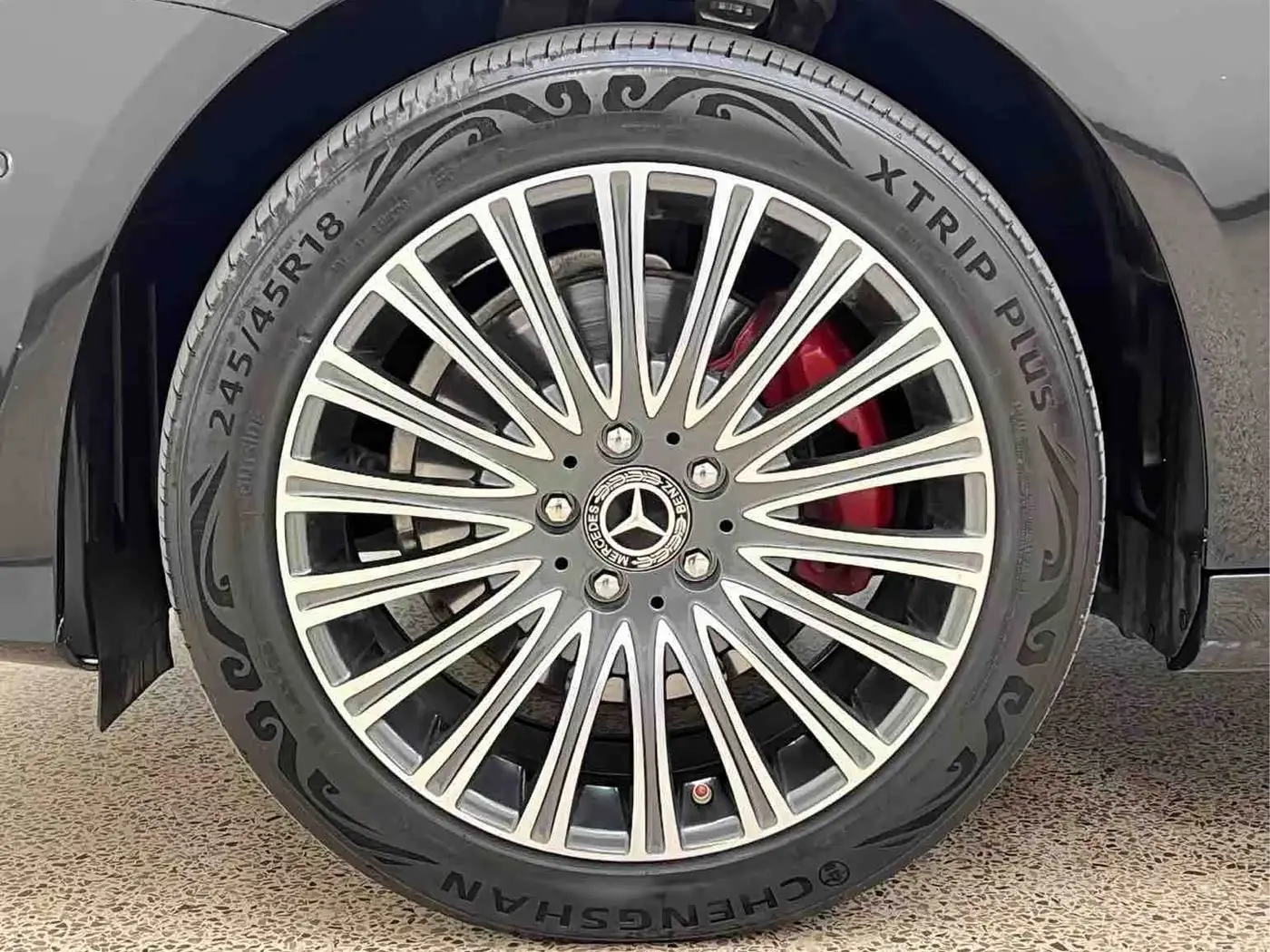 Mercedes-Benz E-Class 2023 — Photo 8/20