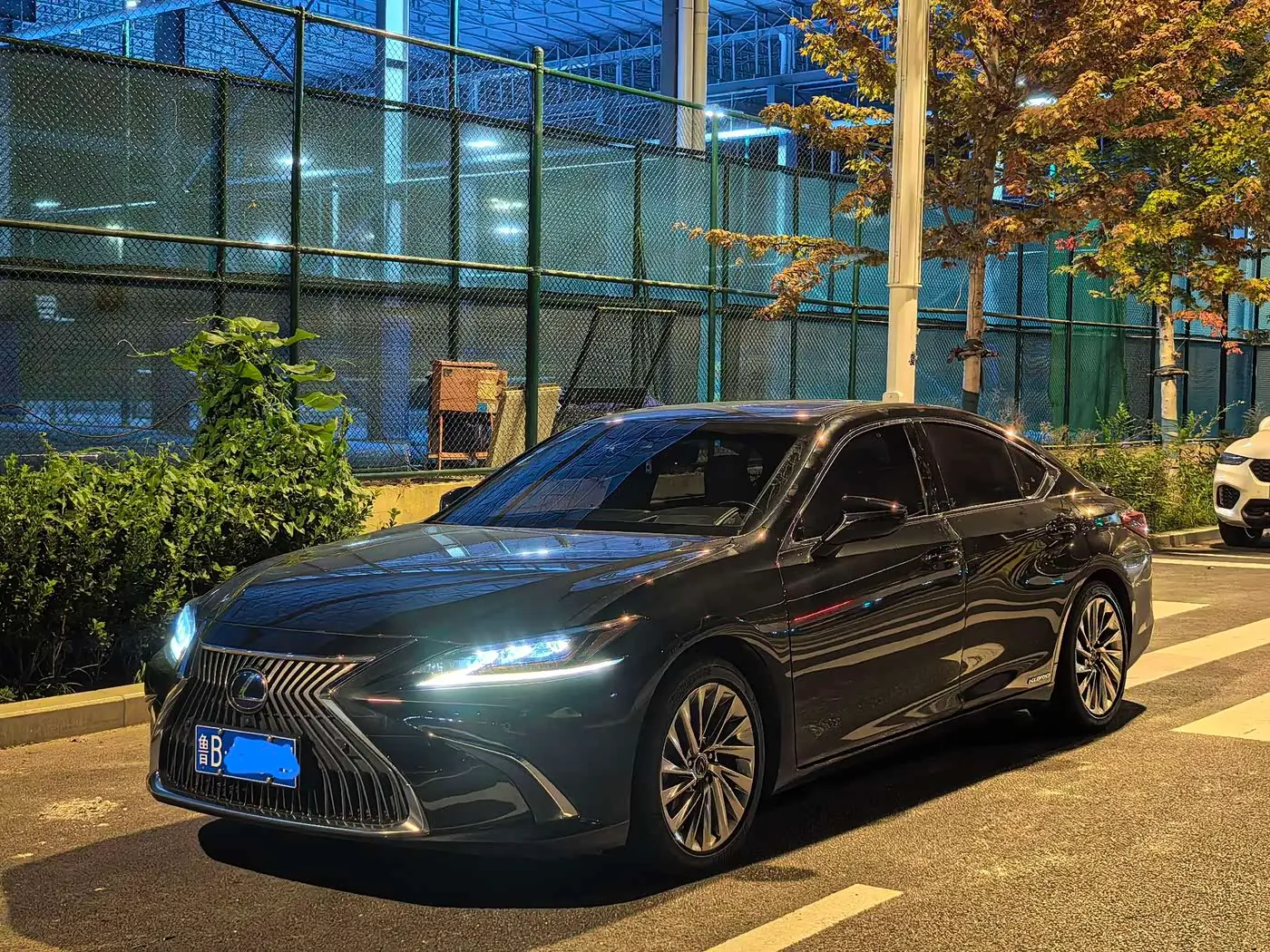 Lexus ES 2020 — Фото 1/10