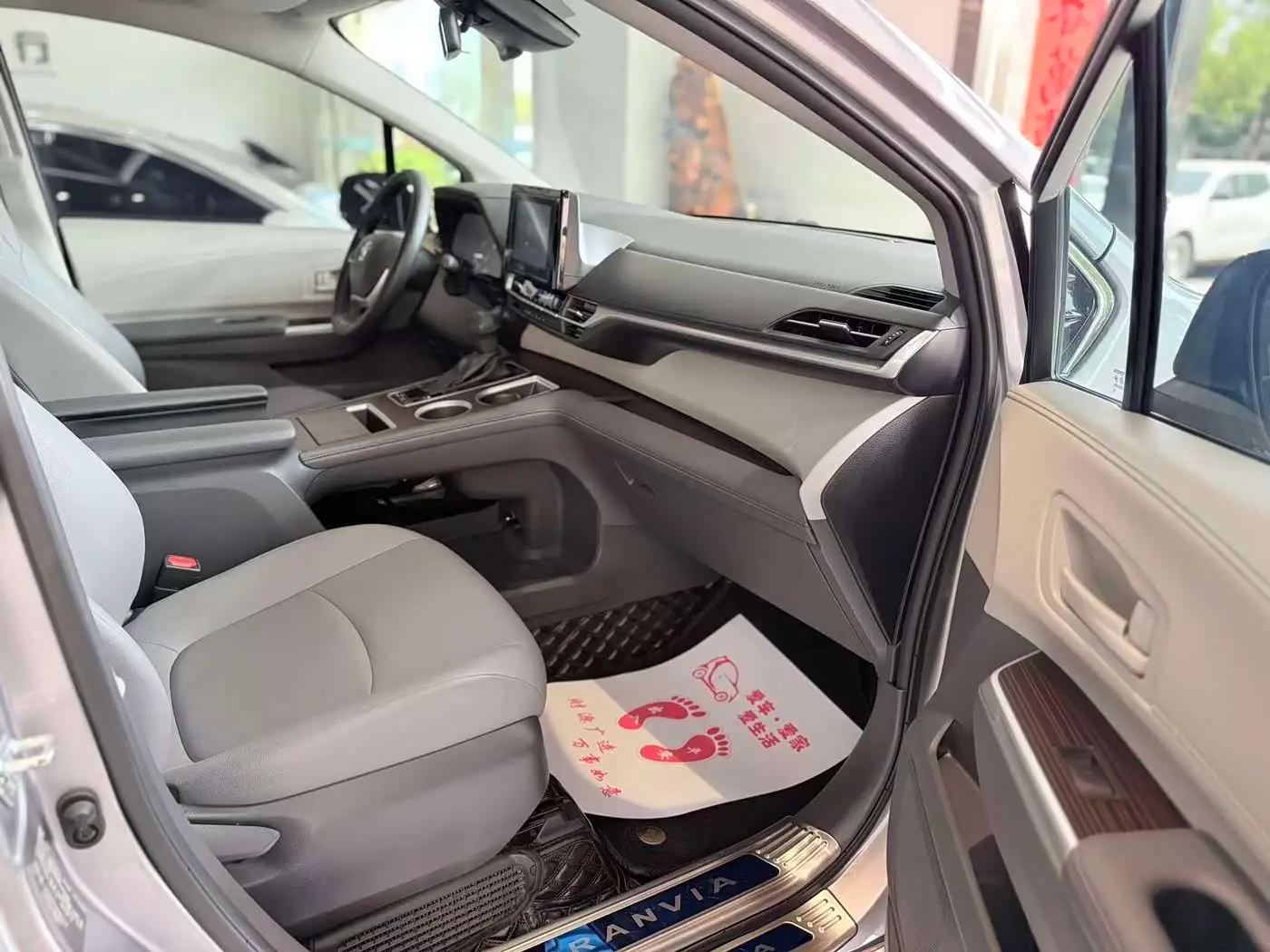 Toyota Granvia 2023 — Photo 16/20