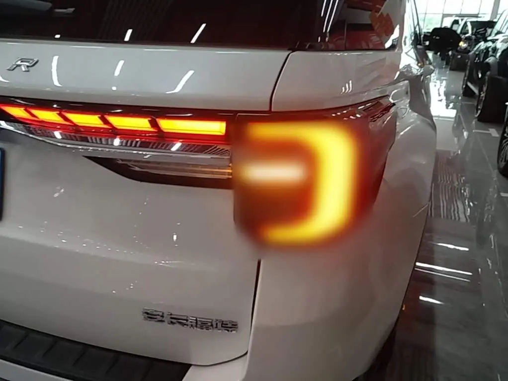 Ford Explorer 2022 — Photo 8/20