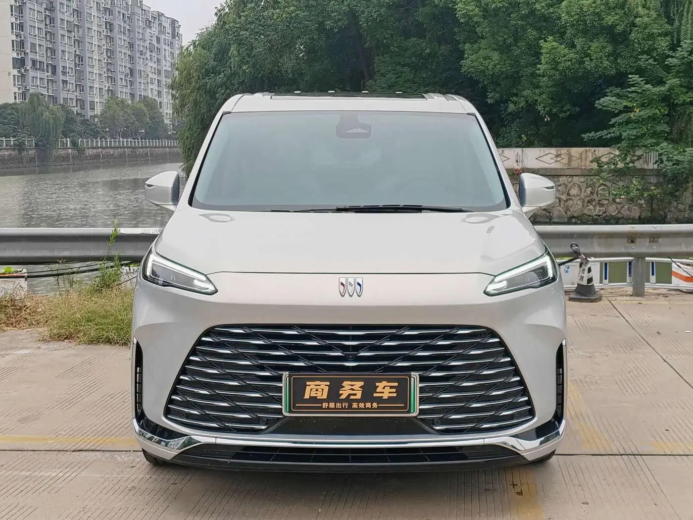 Buick GL8 New Energy 2025 — Photo 2/16