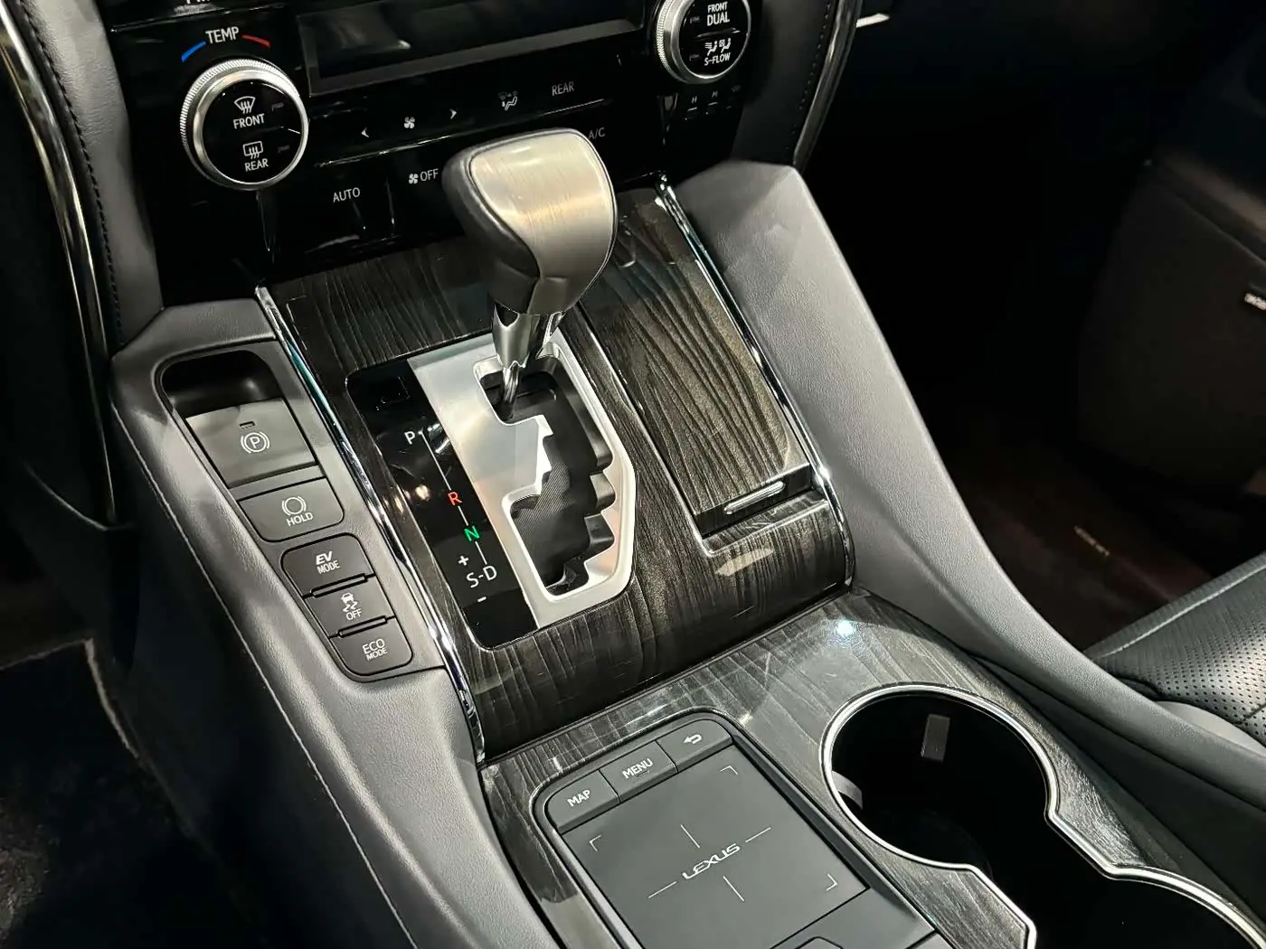 Lexus LM 2020 — Photo 13/18