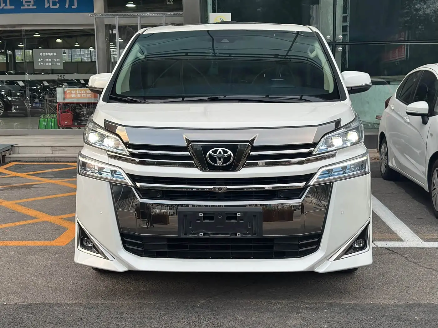Toyota Vellfire 2021 — Photo 2/15