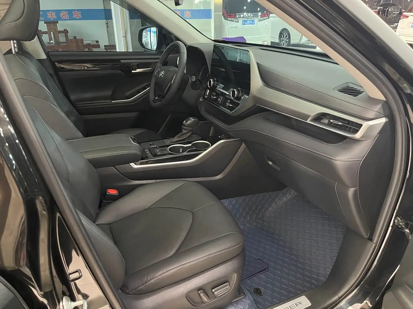 Toyota Highlander 2023 — Photo 11/11