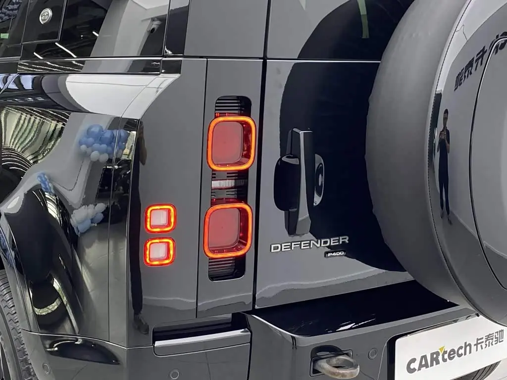 Land Rover Defender 2023 — Photo 6/20