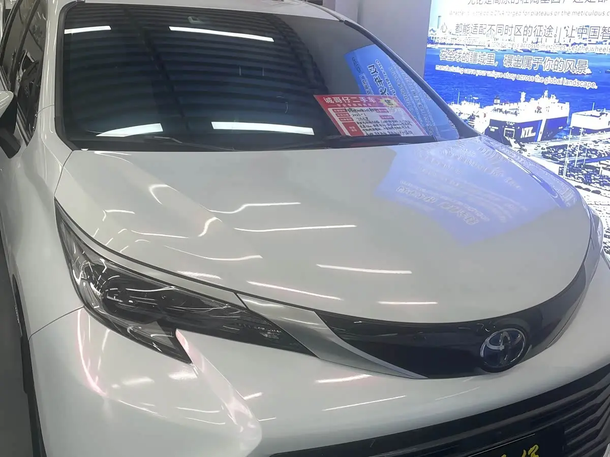 Toyota Sienna 2023 — Фото 1/7