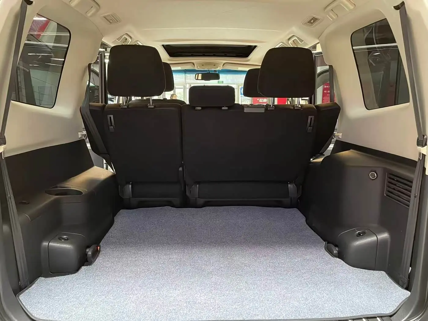 Mitsubishi Pajero 2017 — Photo 15/18