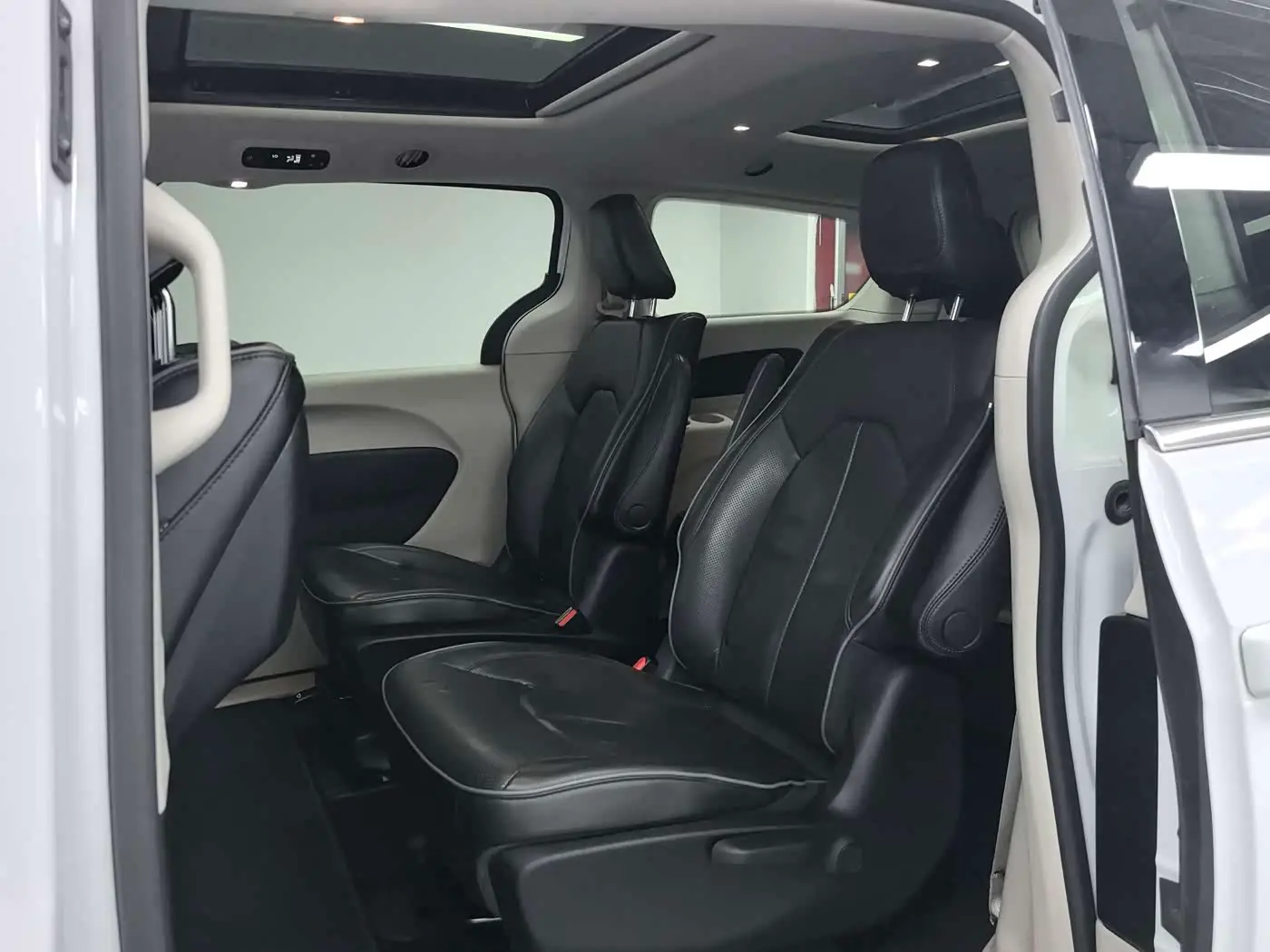 Chrysler Grand Caravan PHEV 2020 — Photo 6/15