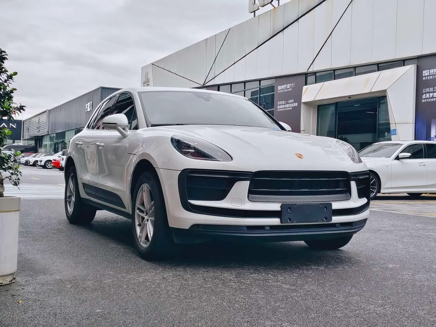 Porsche Macan 2023 — Photo 6/16