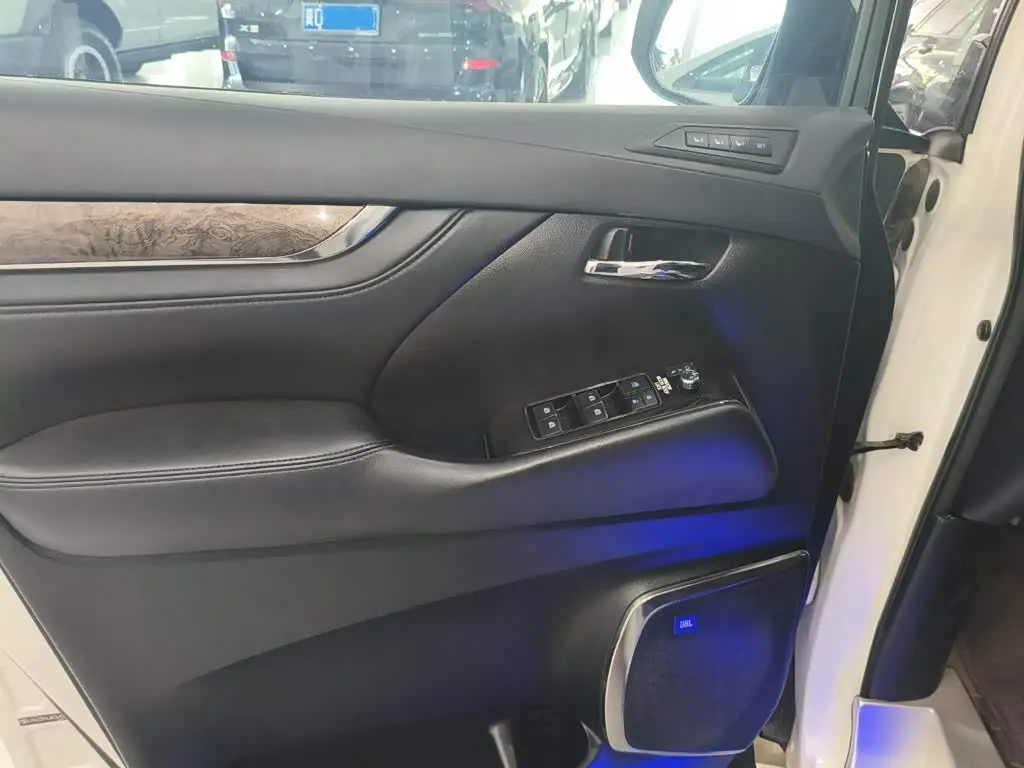 Toyota Alphard 2018 — Photo 7/17